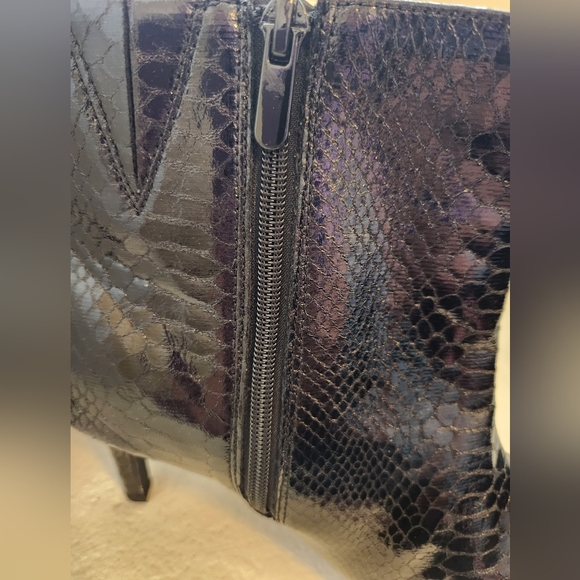 Torrid Black Faux Leather Snake Print Side Zip Pointed Toe Booties Size 9.5 WW - Picture 6 of 16